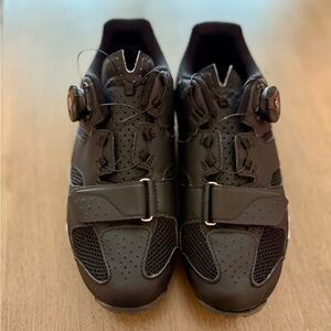 Giro Women’s SPD Cycling Shoes with clips, Size 7.5